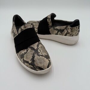 Clarks Collection Kayleigh River Snakeskin Print Slip On Sneakers Shoes Size 7.5